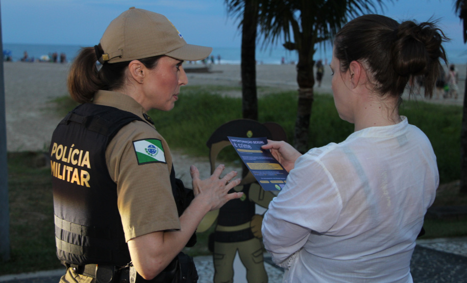 PMPR realiza ação comunitária em Caiobá e amplia distribuição de pulseiras para crianças