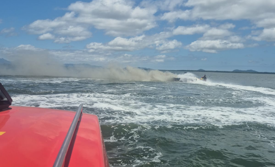 Incêndio em lancha mobiliza bombeiros em Paranaguá