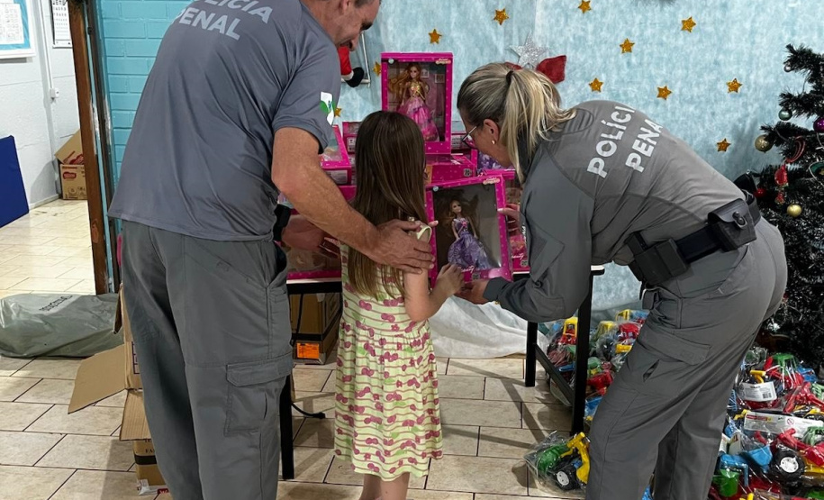 Polícia Penal do Paraná realiza entrega de brinquedos para 168 crianças em Rio Bonito do Iguaçu