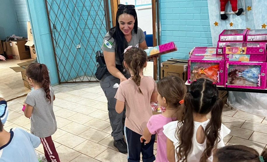 Polícia Penal do Paraná realiza entrega de brinquedos para 168 crianças em Rio Bonito do Iguaçu