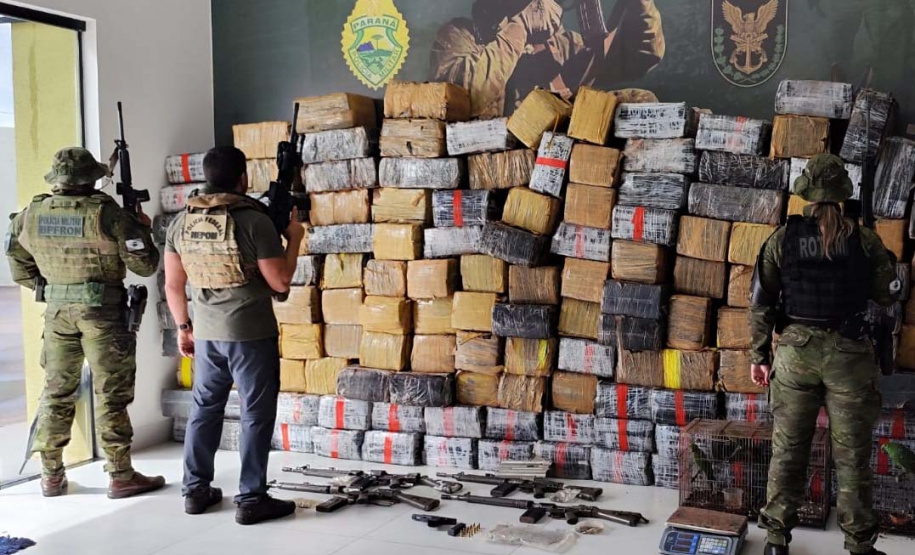 A Polícia Militar do Paraná (PMPR), por meio do Batalhão de Polícia de Fronteira (BPFron), em ação integrada com o Batalhão de Polícia Ambiental (BPMA) e o Núcleo Especial de Polícia Marítima da Polícia Federal (Nepom), apreendeu aproximadamente 3,5 toneladas de maconha e quatro fuzis, nesta terça-feira (9), em Icaraíma, no Noroeste, nas proximidades do Rio Paraná.