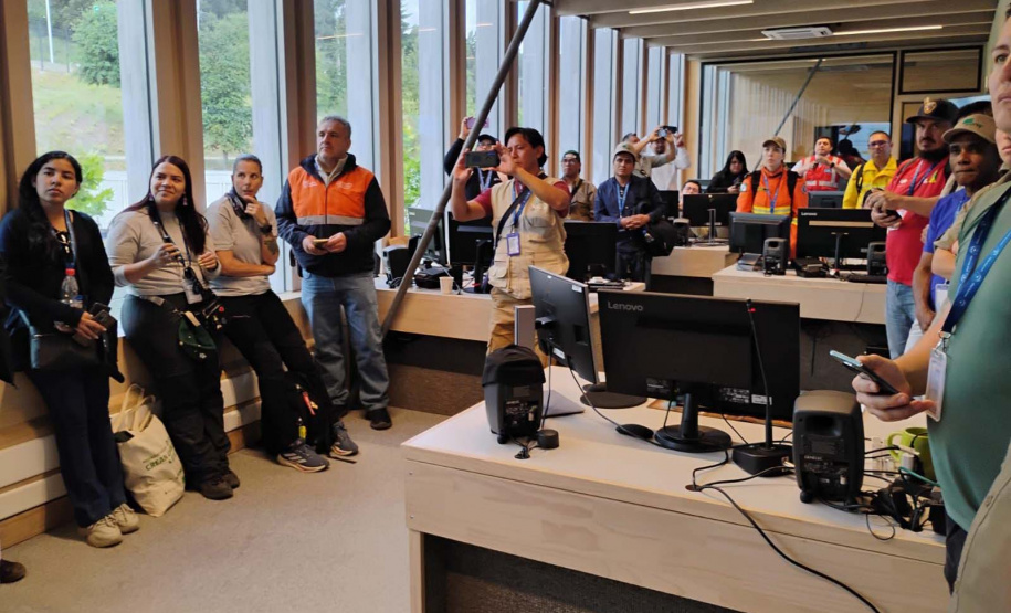 Bombeira paranaense conclui curso no Chile e projeta avanços contra incêndios florestais