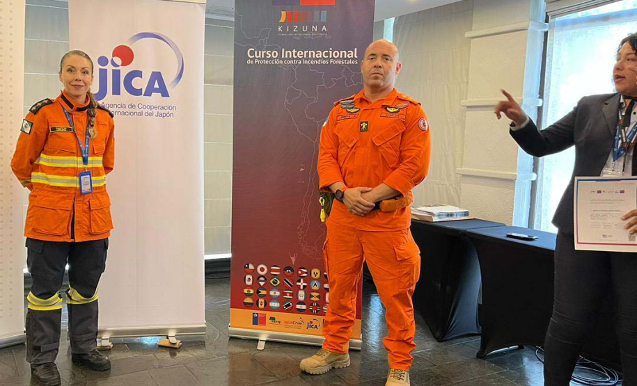 Bombeira paranaense conclui curso no Chile e projeta avanços contra incêndios florestais