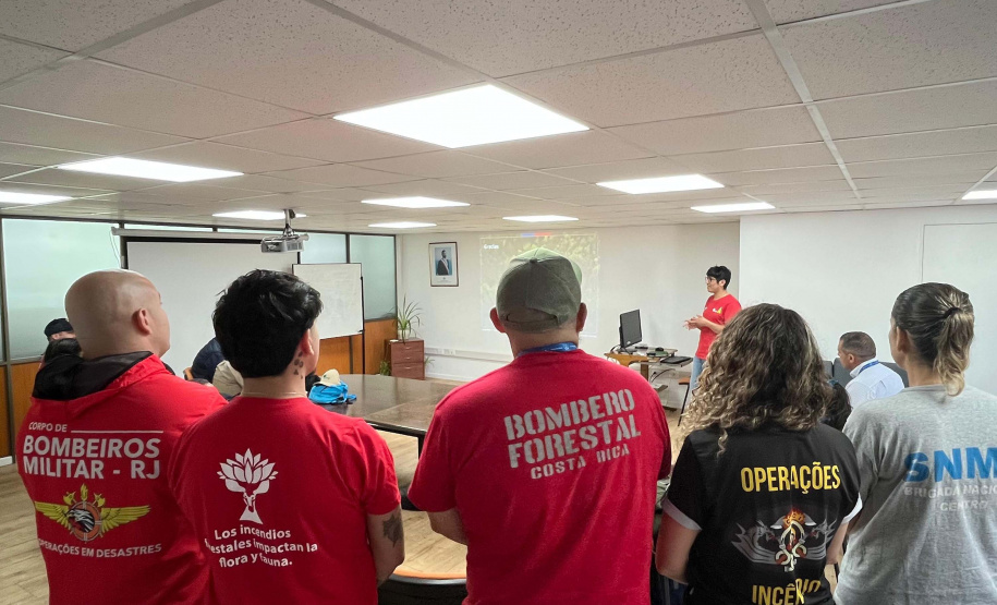 Bombeira paranaense conclui curso no Chile e projeta avanços contra incêndios florestais