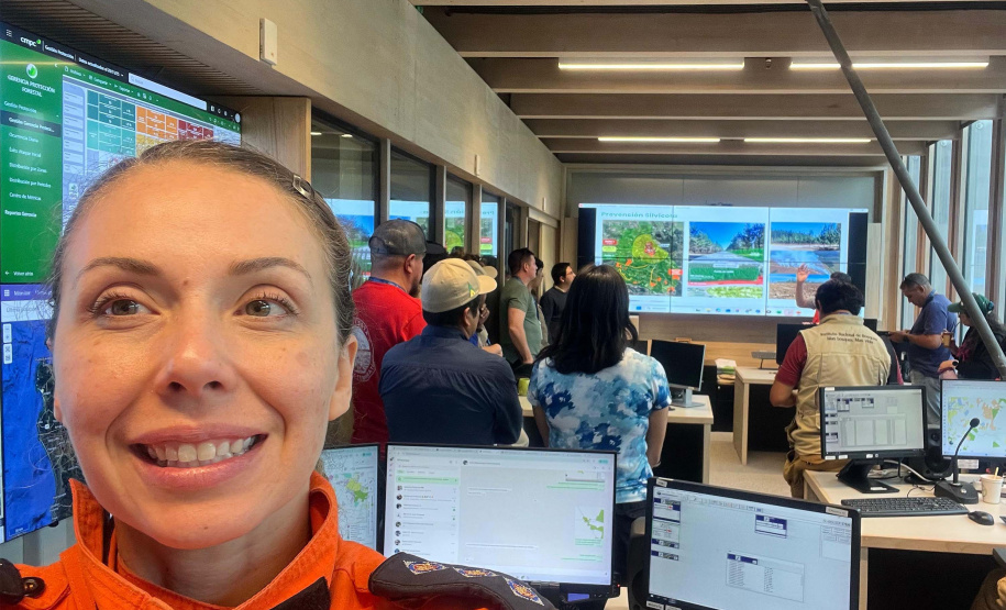 Bombeira paranaense conclui curso no Chile e projeta avanços contra incêndios florestais