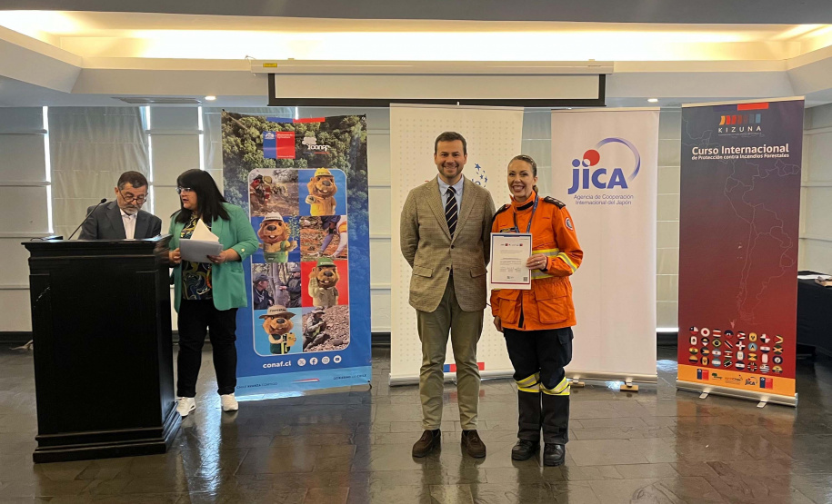 Bombeira paranaense conclui curso no Chile e projeta avanços contra incêndios florestais