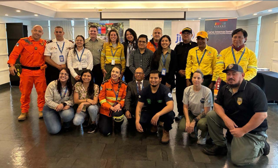Bombeira paranaense conclui curso no Chile e projeta avanços contra incêndios florestais