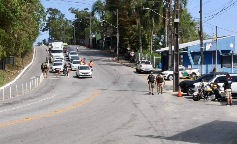 PMPR orienta motoristas a viajar em horários alternativos no acesso ao ferry boat de Guaratuba