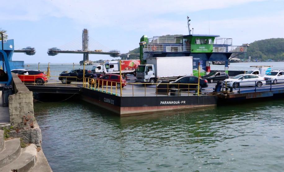 PMPR orienta motoristas a viajar em horários alternativos no acesso ao ferry boat de Guaratuba