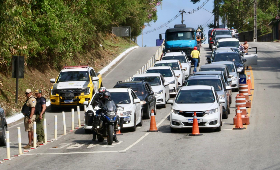 PMPR orienta motoristas a viajar em horários alternativos no acesso ao ferry boat de Guaratuba