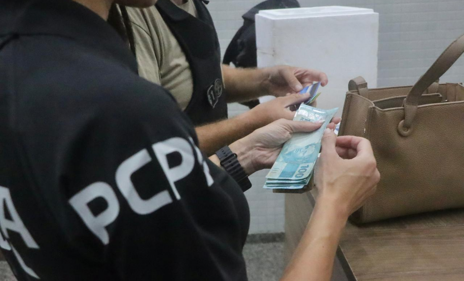 Ação conjunta da Polícia Civil e Polícia Militar prende homem por estelionato em Matinhos