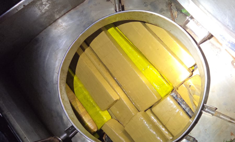 Em ação integrada, PMPR apreende caminhão com quase seis toneladas de maconha na PR-493