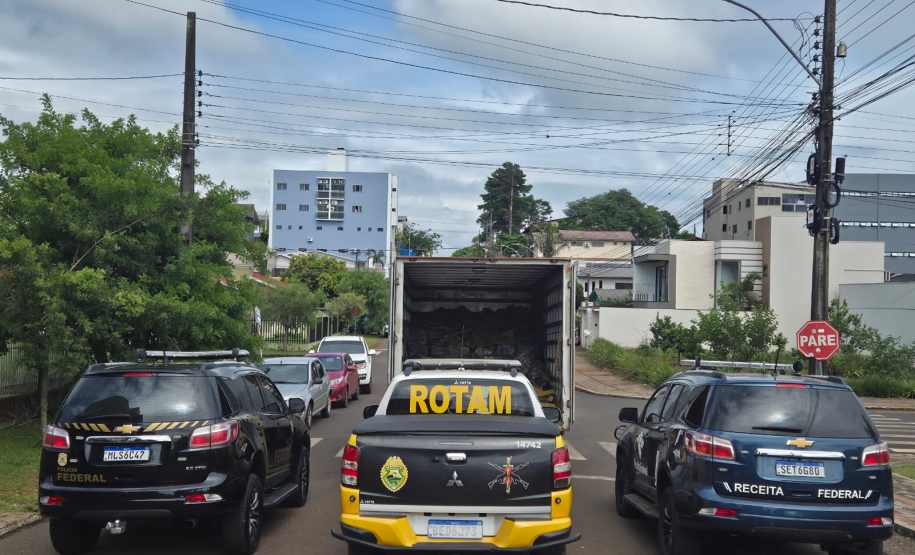 Em ação integrada, PMPR apreende caminhão com quase seis toneladas de maconha na PR-493