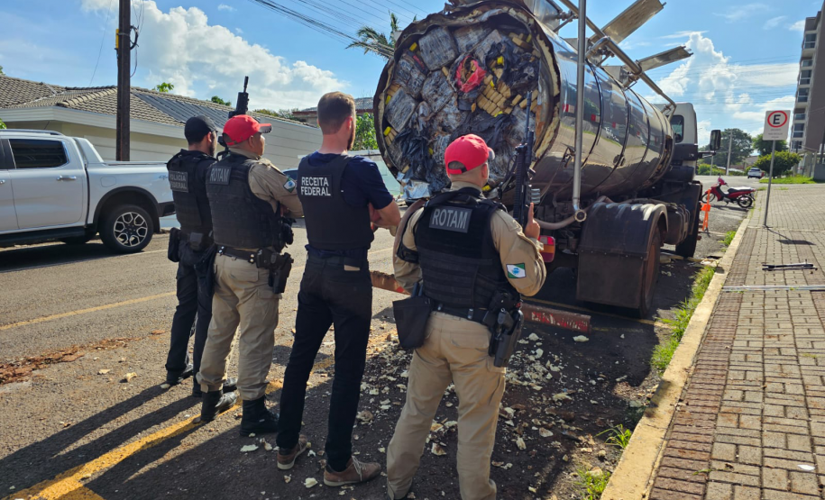 Em ação integrada, PMPR apreende caminhão com quase seis toneladas de maconha na PR-493