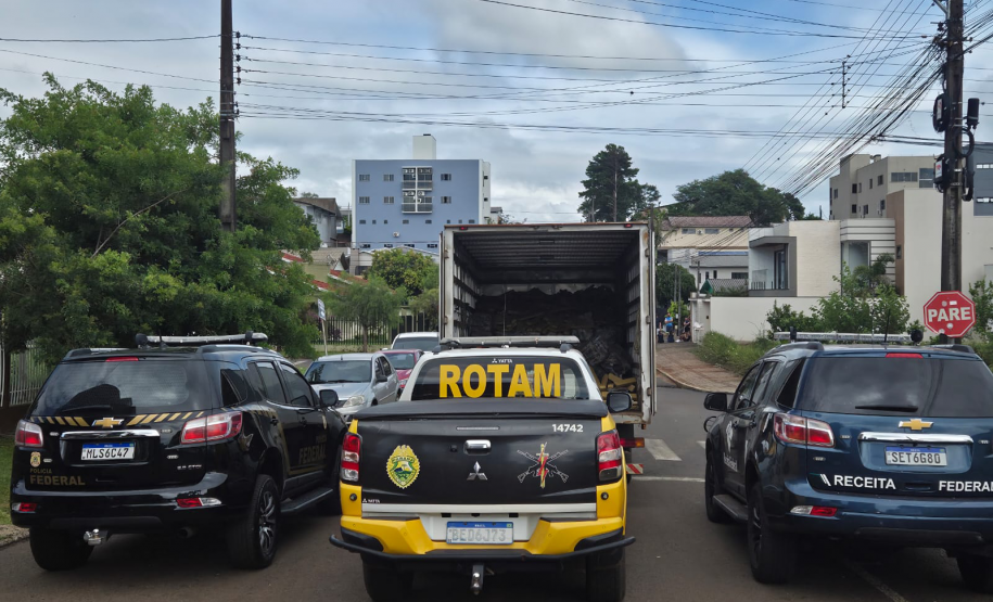 Em ação integrada, PMPR apreende caminhão com quase seis toneladas de maconha na PR-493