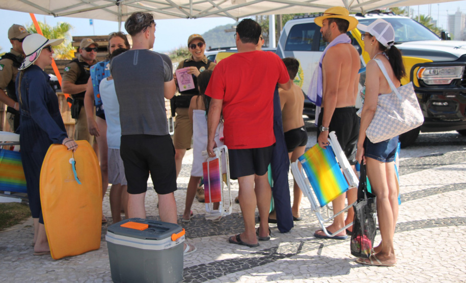 Verão Maior: PMPR promove ação de conscientização pela prevenção da violência contra a mulher