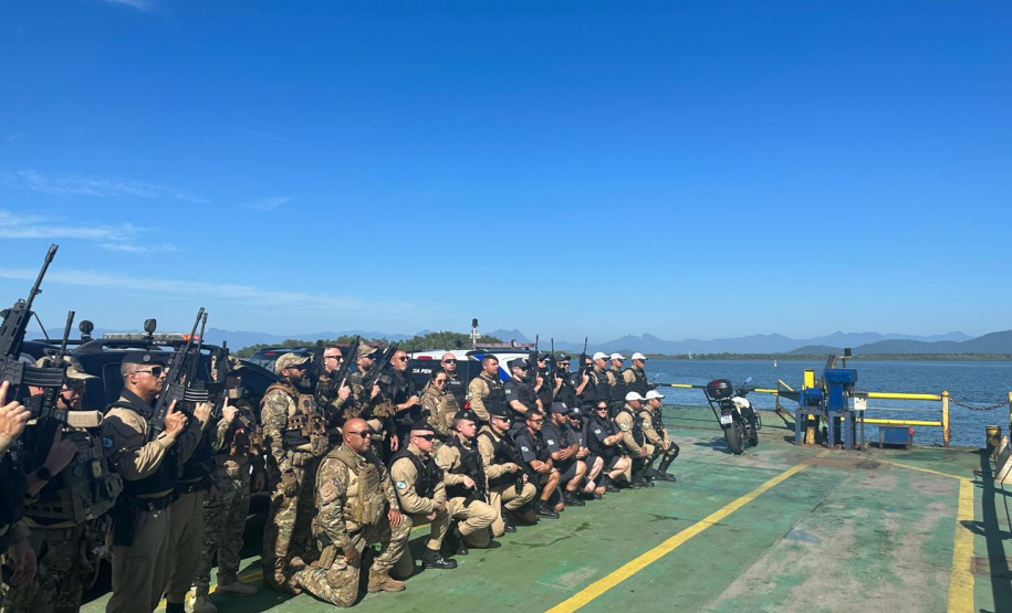 Forças de segurança realizam escolta de custodiados até o Complexo Penal de Piraquara