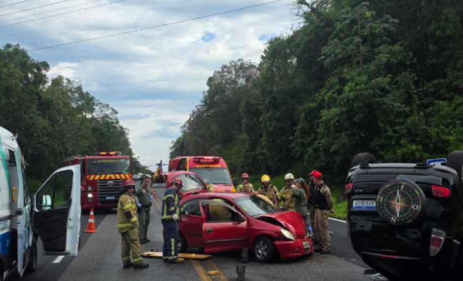 Corpo de Bombeiros atende com caminhões, ambulância e helicóptero um acidente que paralisou a Alexandra-Matinhos