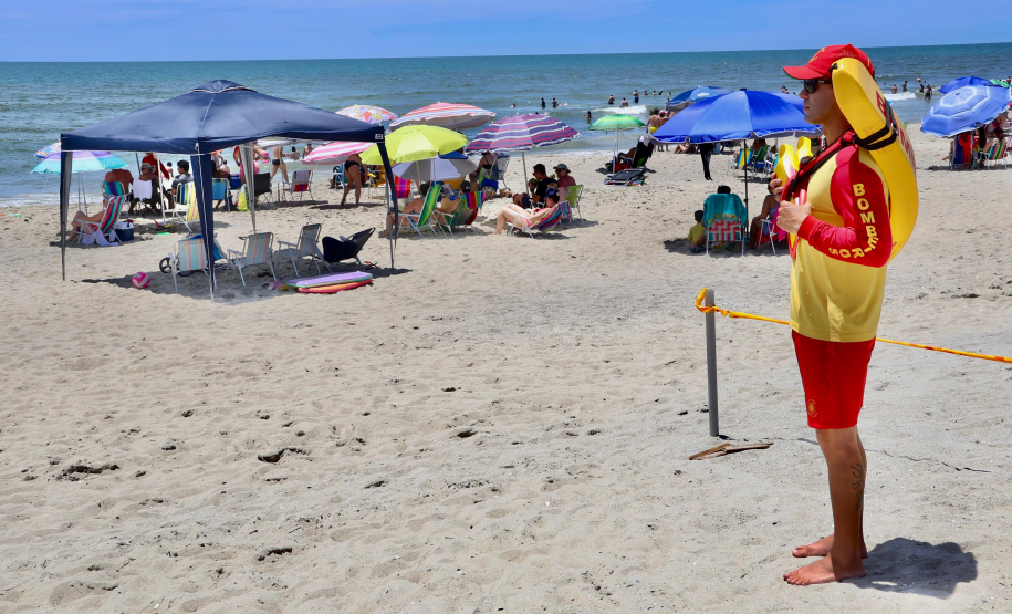 Vocação, preparo e coragem: a rotina dos guarda-vidas do Paraná