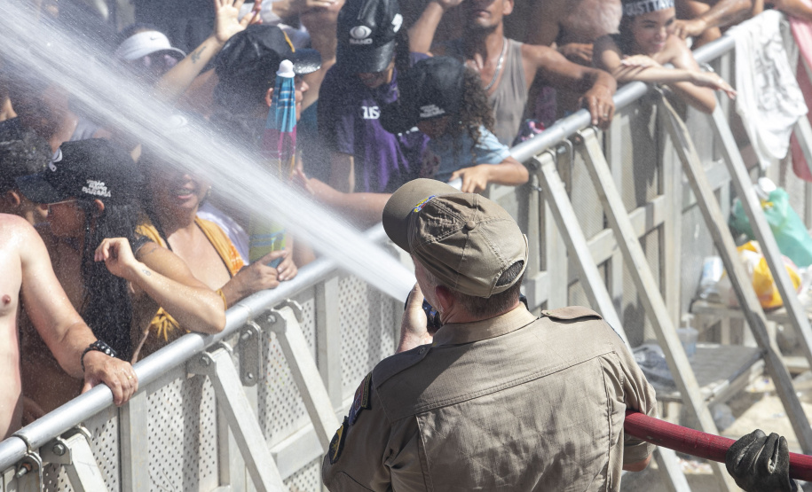 Banhos de mangueira, água e ambulâncias: Estado cuida do público antes e durante shows no Litoral