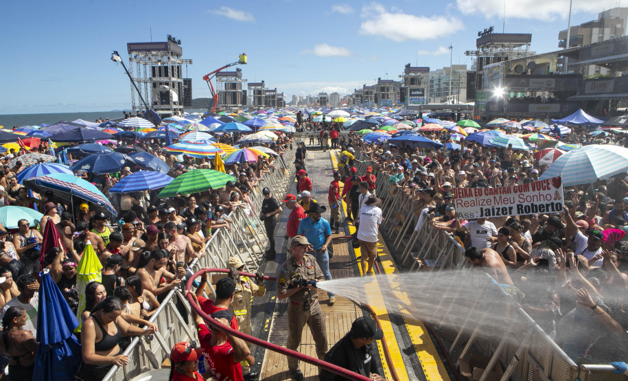 Banhos de mangueira, água e ambulâncias: Estado cuida do público antes e durante shows no Litoral