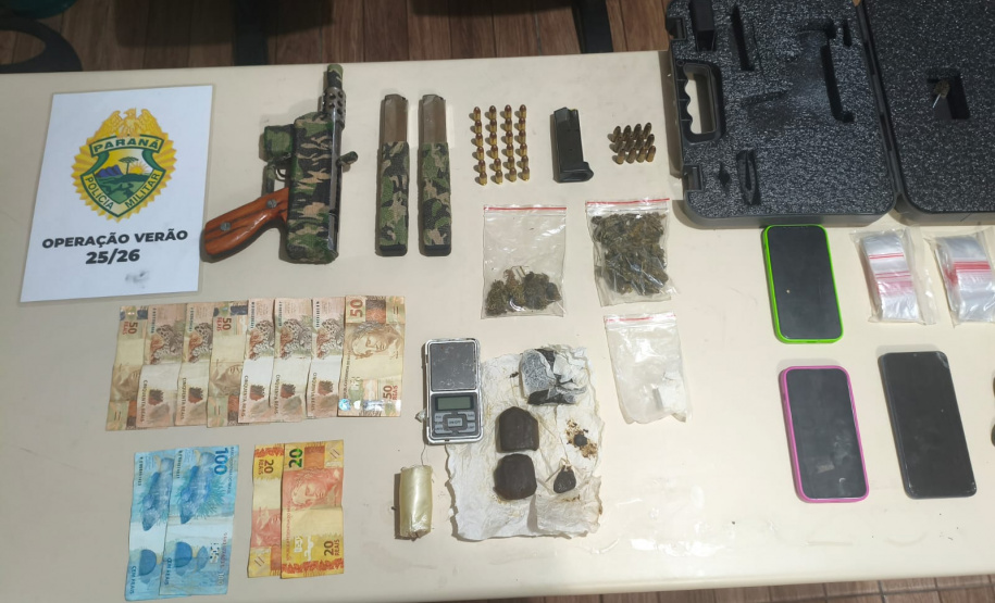 PMPR apreende arma de calibre restrito e prende duas pessoas por tráfico de drogas em Pontal do Paraná