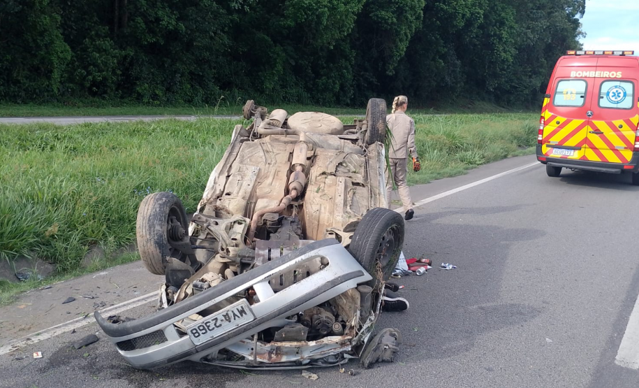 Corpo de Bombeiros atende capotamento com vítimas graves na BR-277, em Paranaguá