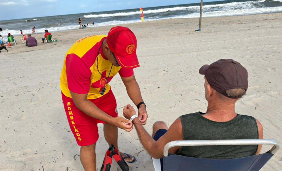 Hidratação, pulseira de identificação e protetor solar: bombeiros orientam cuidados com idosos nas praias