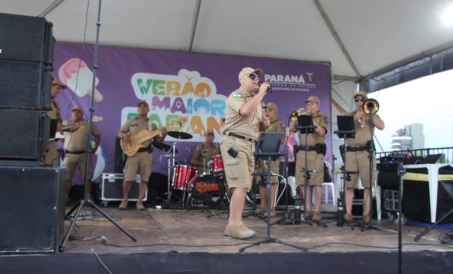 Nem a chuva afasta o público: Banda da PMPR agita o Palco Sunset em Shangri-Lá