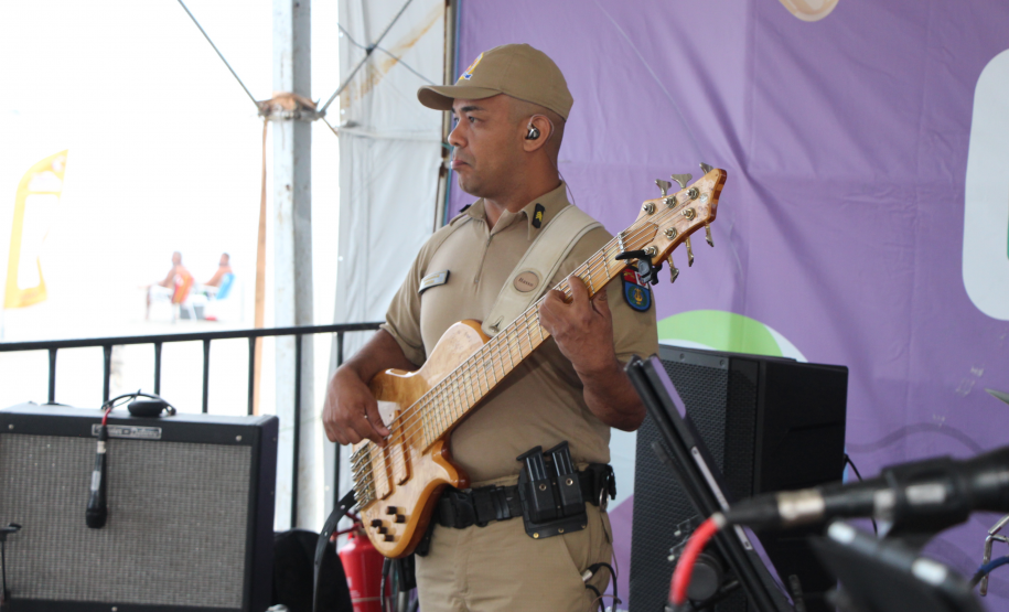 Nem a chuva afasta o público: Banda da PMPR agita o Palco Sunset em Shangri-Lá