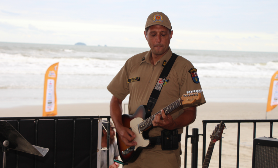 Nem a chuva afasta o público: Banda da PMPR agita o Palco Sunset em Shangri-Lá