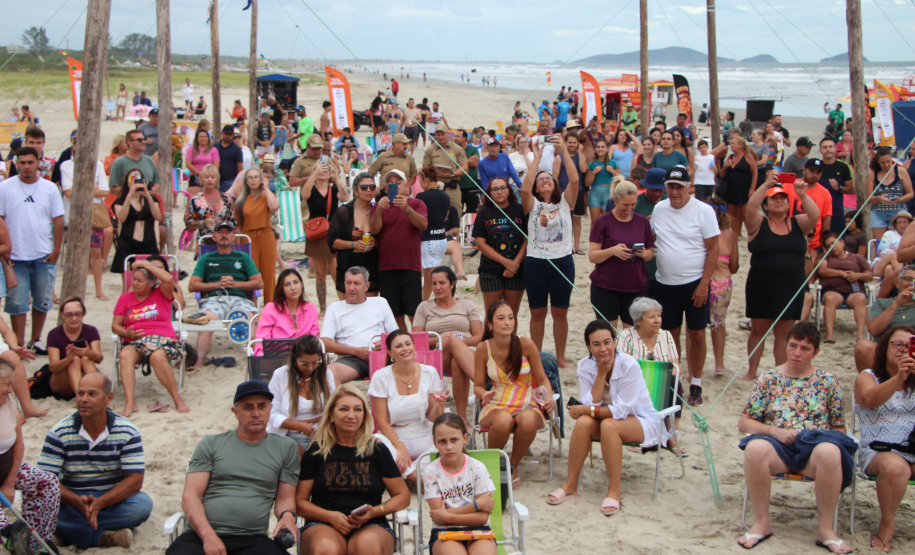 Nem a chuva afasta o público: Banda da PMPR agita o Palco Sunset em Shangri-Lá