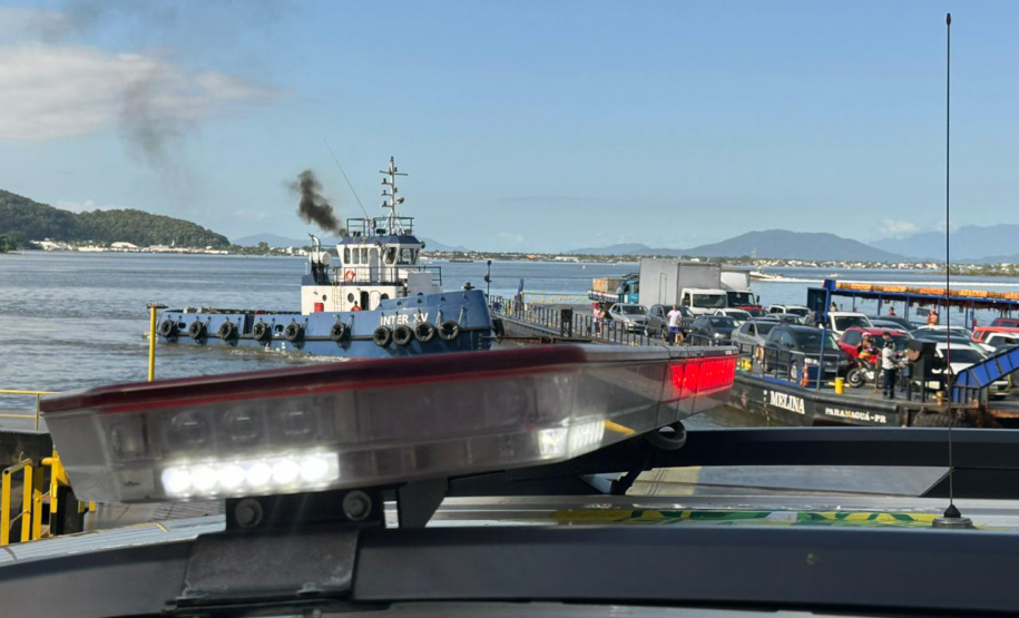 Forças de segurança realizam ação integrada com cães de faro na balsa de Guaratuba