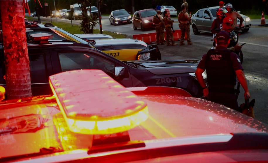 Forças de segurança promovem fiscalização integrada com apoio de cães no Litoral