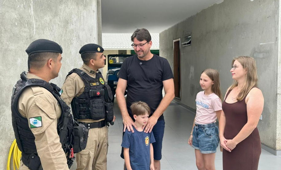 “Naquele momento, a gente não pensou em nada”: policiais reencontram família após resgate em cabeça d’água em Guaratuba