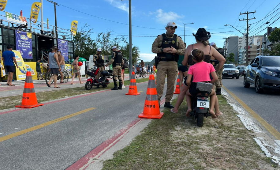 PMPR realiza ação educativa sobre uso de patinetes elétricos e ciclomotores em Matinhos