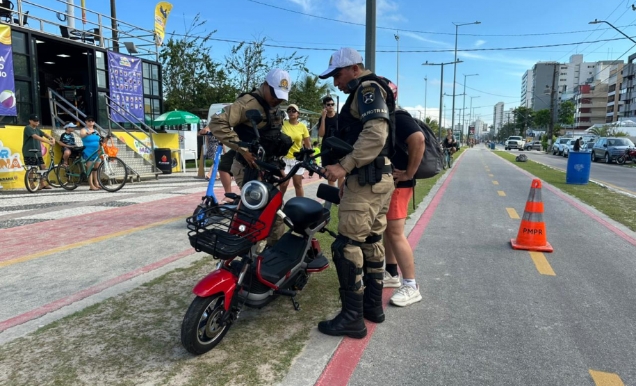 PMPR realiza ação educativa sobre uso de patinetes elétricos e ciclomotores em Matinhos