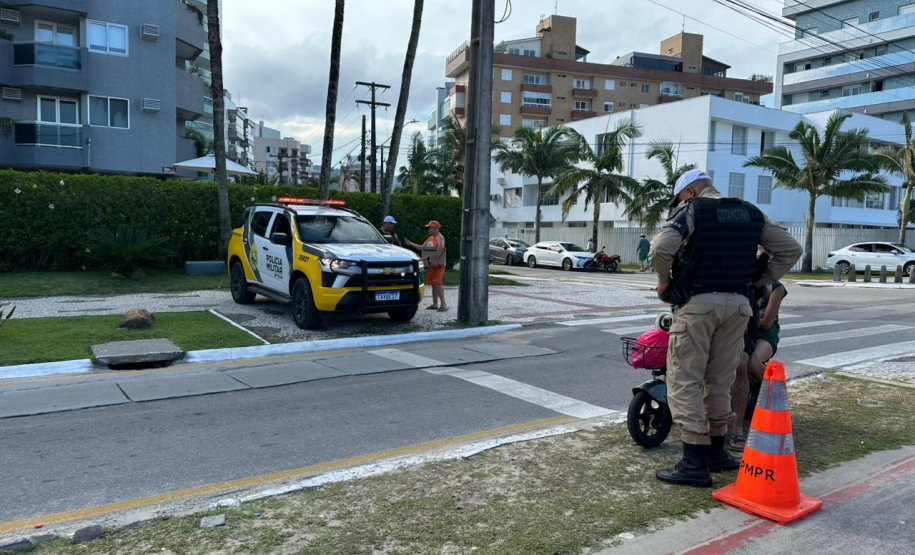 PMPR realiza ação educativa sobre uso de patinetes elétricos e ciclomotores em Matinhos