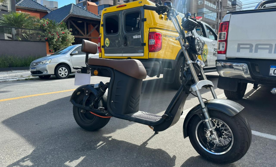 PMPR realiza ação educativa sobre uso de patinetes elétricos e ciclomotores em Matinhos