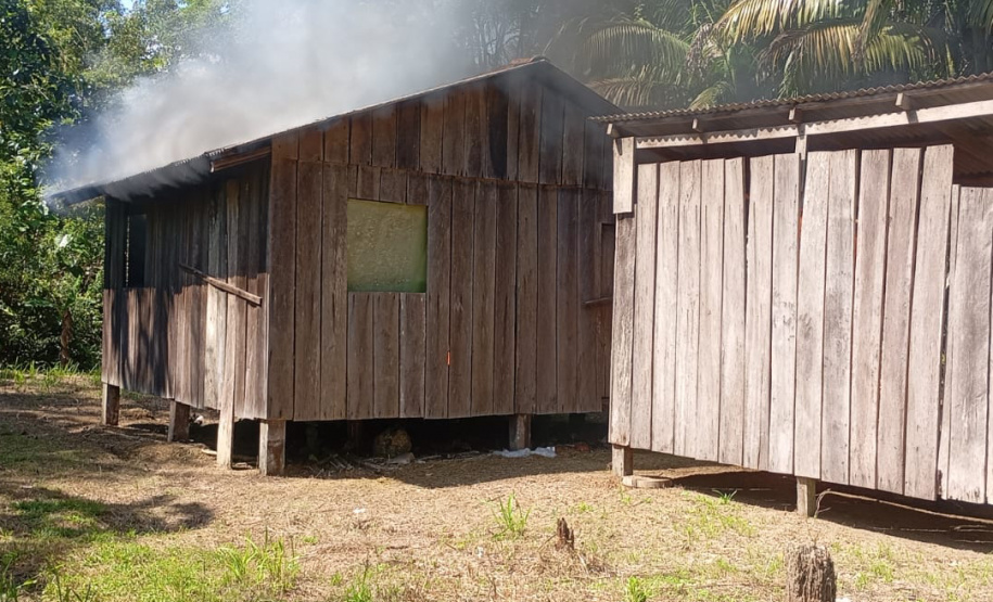 Operação ambiental da PMPR no Superagui destrói estruturas ilegais na APA de Guaraqueçaba