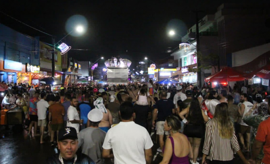 Carnaval no litoral do Paraná reuniu quase 500 mil pessoas no fim de semana