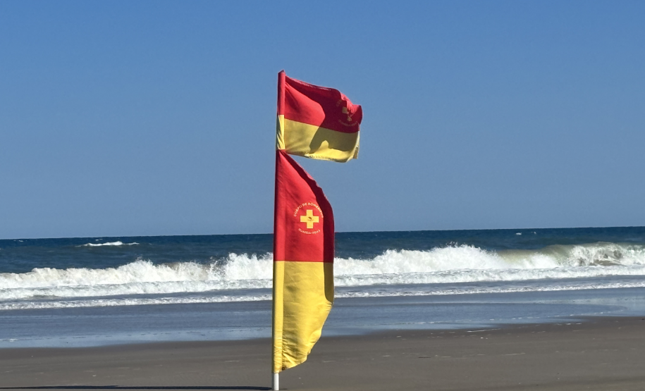 Bombeiros alertam banhistas para atenção às bandeiras de sinalização das áreas seguras para banho no litoral
