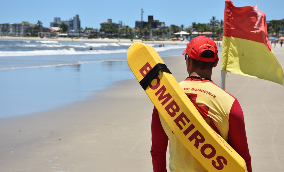 Bombeiros alertam banhistas para atenção às bandeiras de sinalização das áreas seguras para banho no litoral