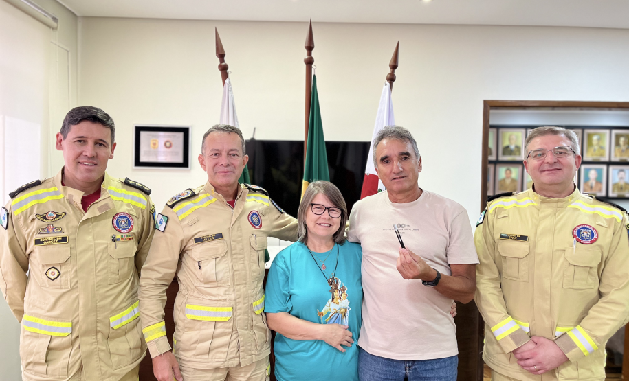 Corpo de Bombeiros recebe visita de sargento promovido por ato de bravura