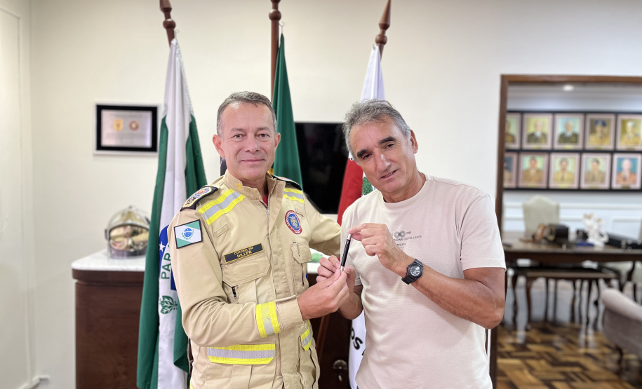 Corpo de Bombeiros recebe visita de sargento promovido por ato de bravura