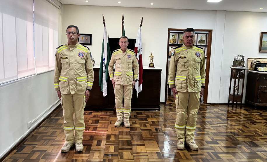 Corpo de Bombeiros recebe visita de sargento promovido por ato de bravura