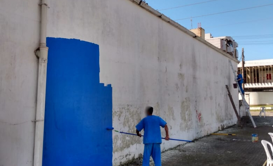 Custodiados do Litoral do Paraná atuam em limpeza e manutenção de escolas e postos de saúde 