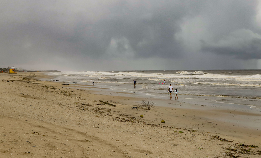 Bombeiros alertam para risco de descargas elétricas no mar durante temporais no Carnaval