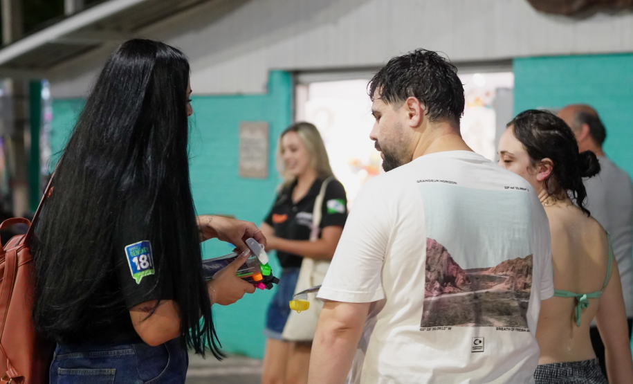 Disque Denúncia realiza ação interativa na orla de Matinhos