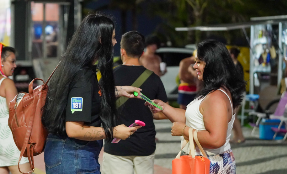 Disque Denúncia realiza ação interativa na orla de Matinhos